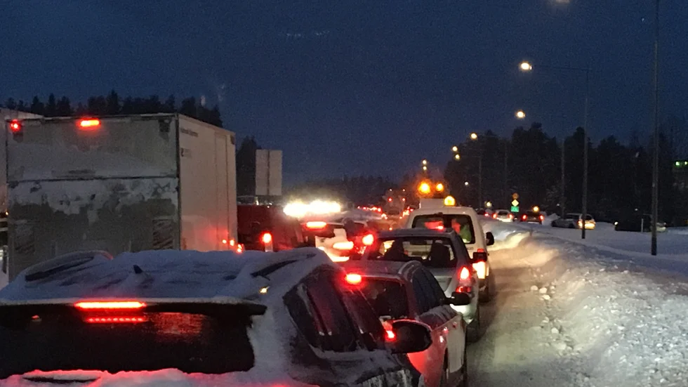Skribenten menar att det i exempelvis Skellefteå ofta går att välja andra färdsätt än bil.