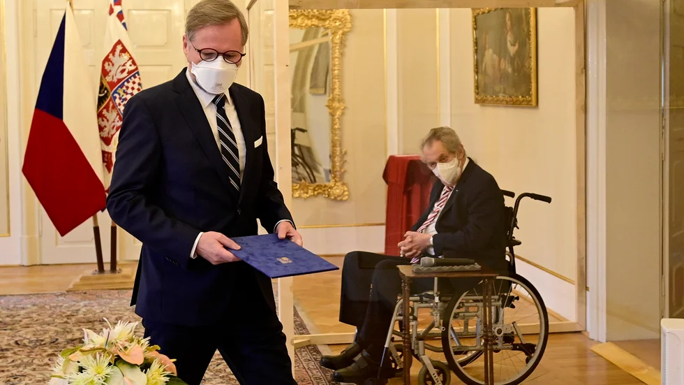 President Milos Zeman satt i rullstol bakom plexiglas vid ceremonin.