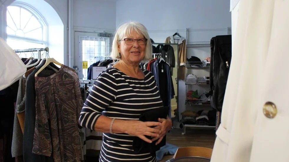 Viker byxor. "Det är trevlig att vara här, jag kommer varje tisdag", säger Marie-Louise Hesser.