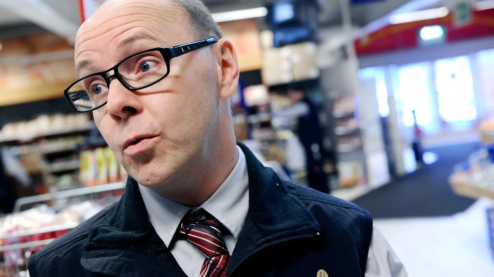 Daniel Anderson på ICA Kvantum plockade bort en handfull ryska varor från hyllorna på tisdagen.
