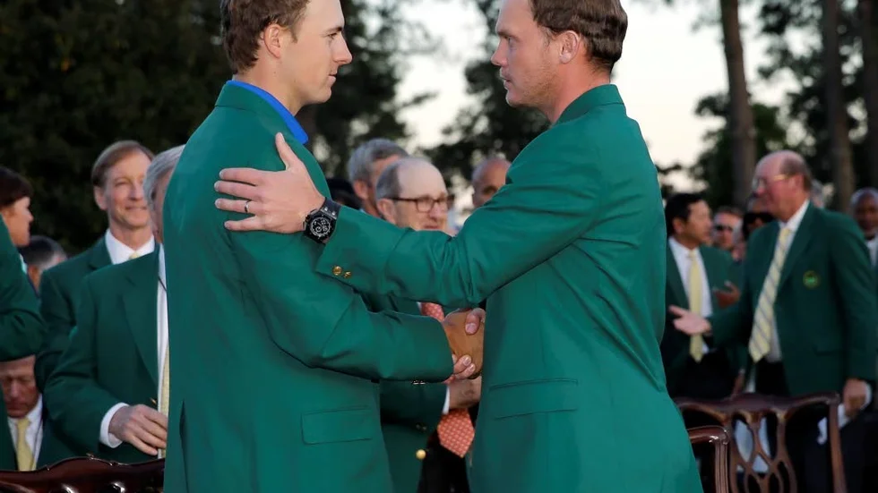 Grabbar i grönt. Spieth och Willett i traditionella kavajer...