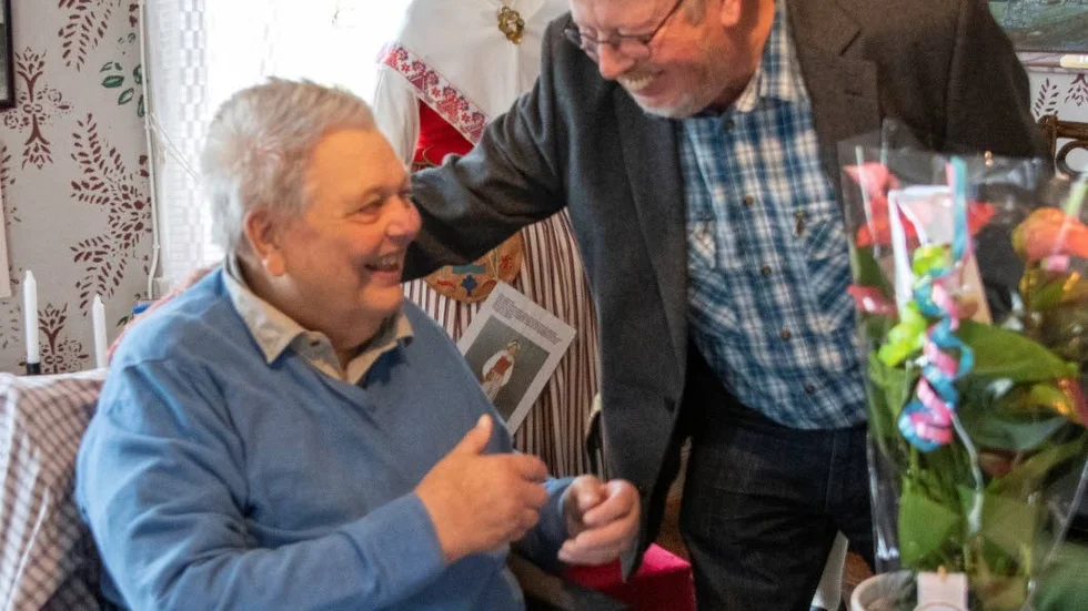 Torbjörn Zimmerman från Häfla Hammarsmedja uppvaktar Pelle på Lusudden.