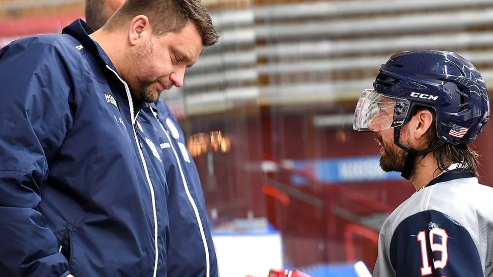 VIK:s tränare Mattias Karlin i samtal med Rob Bordson.