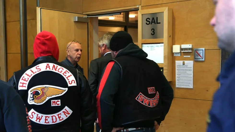 Supportrar. Hells Angels-supportrar på väg in för att visa stöd under rättegången.