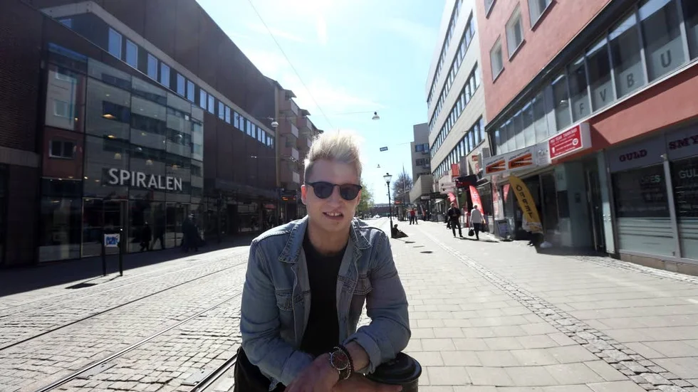 Axel Schylström på besök i hemstaden Norrköping. Numera bor han i Stockholm, där han har spelat in musik i en studio vid Fridhemsplan.
