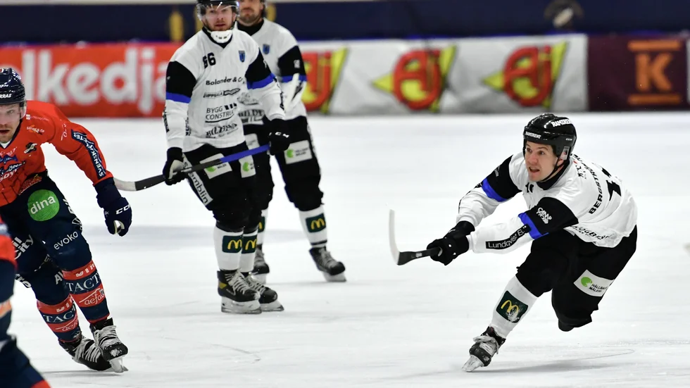 Ted Bergström i skottagen mot Edsbyn i Svenska Fönster Arena.