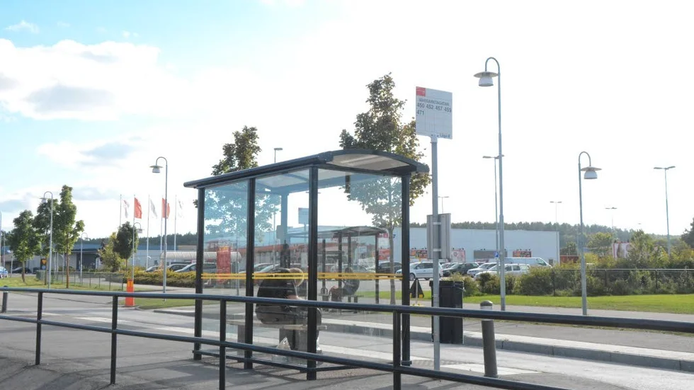 Brottsplatsen. Det var vid busskuren vid Margaretagatan som rånet inträffade på tisdagskvällen.