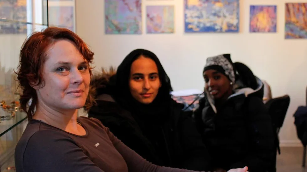 Annika Bergkvist Kupiainen, konstnär och projektpedagog, med deltagarna Azma Samata och Amani Ali.