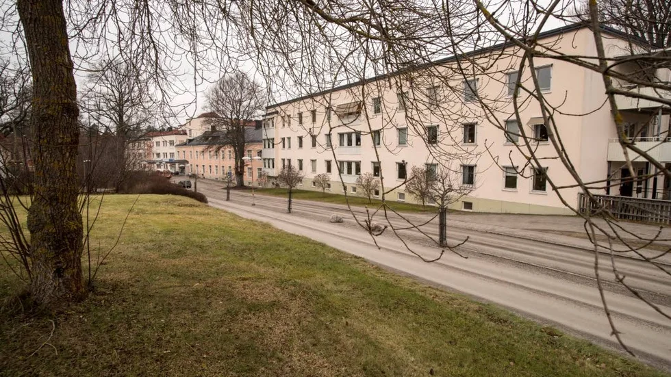Jättebyggnad. Med åren har lasarettsbyggnaden vuxit jämfört med starten på 1870-talet.