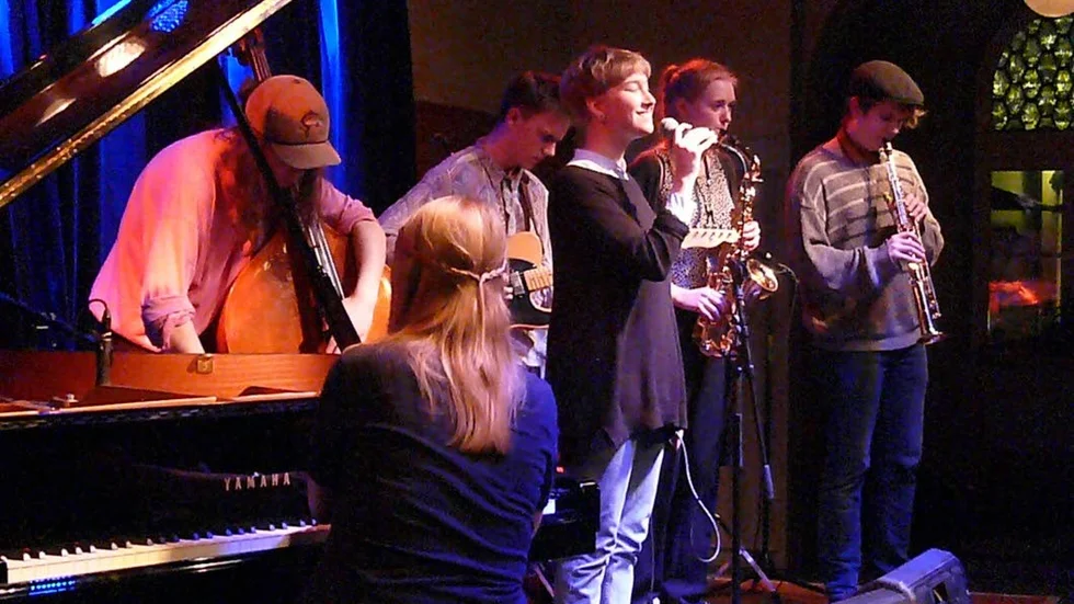 Blunda Band spelade frijazz; Niklas Wallström kontrabas, Sara Hermansson 
           piano, Simon Dahlgren gitarr, Olivia Andersson vokal, Alberte Svenningsen altsax, 
           Alexander Dellerhagen sopransax samt Emma Lönnerstål trummor (skymd).