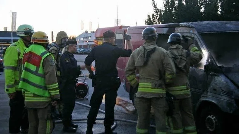 Två åtalade. Kroppen efter en 49-årig man hittades efter branden i somras.
