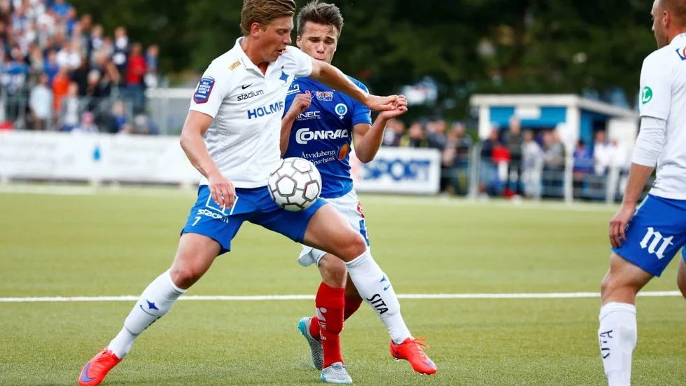 Simon Skrabb i duell med Alexander Fransson och Daniel Sjölund.