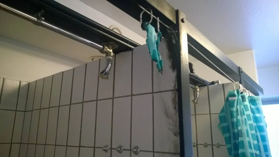 Liten spridningsrisk. Den anlagda branden tog sig inte i det kaklade duschutrymmet som tur var och kunde släckas av de boende.