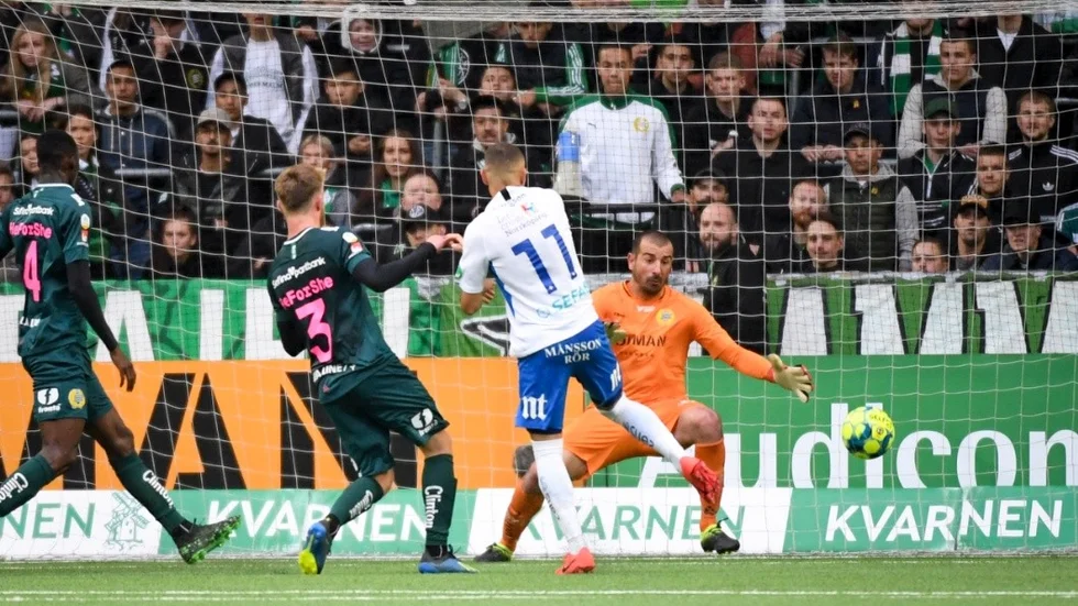 STOCKHOLM 2019-05-27
IFK Norrköpings Jordan Larsson (11) gör 1-2 målet bakom Hammarbys målvakt Gianluca Curci under måndagens fotbollsmatch i allsvenskan mellan Hammarby IF och IFK Norrköping på Tele2 Arena.
Foto: Fredrik Sandberg / TT / kod 10080
