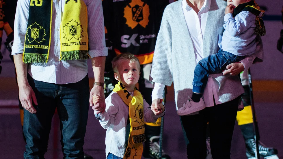 Pontus Petterström, frun Anna och parets två barn under avtackningen i Skellefteå Kraft Arena.