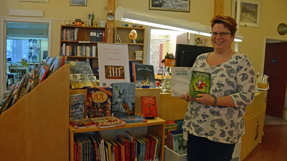 På biblioteket i Arjeplog har julstämningen infunnits sig. Emma Sundström har tagit fram julböckerna och bjuder på julfika. Här visar hon två populära barnböcker.