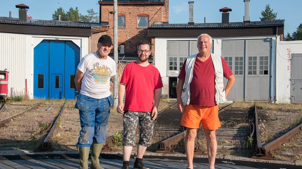Föreningsmedlemmarna Åke Riström, Jens-Otto Andersson och Leif Enberg med föreningens lokal bakom sig till höger.