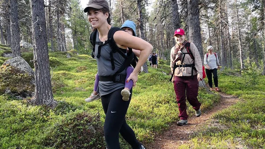 Zoi Santikos, handläggare på Kulturrådet i Stockholm, tog med hela familjen till Jäckvik. De deltog så mycket de bara hann när inte familjens två små krävde andra aktiviteter. Men det visade sig att barnen tyckte om fjällen och var med, morgon som kväll.