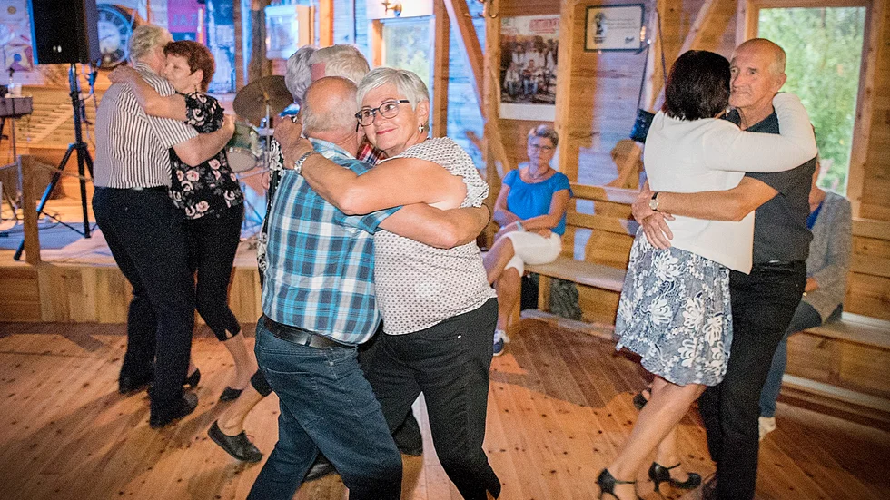 Vanja Viklund, Piteå, och Åke Forsberg, Byske, dansar runt i Hej-logen. ”Jag har varit här många gånger”, säger Åke Forsberg.
