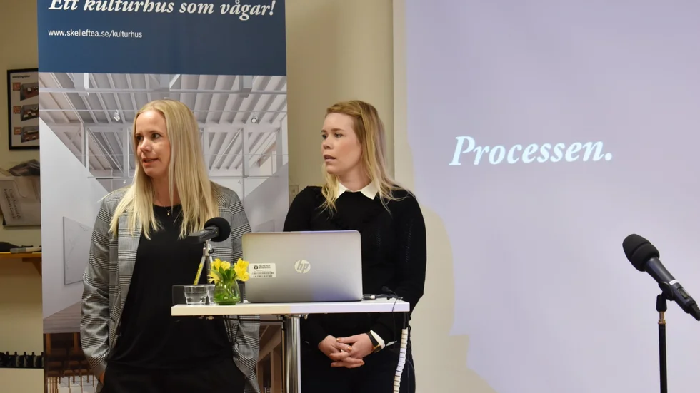 Emma Sundelin, t v, och Therese Bäckström Zidohli berättade om kulturhuset i samband med avtalsskrivningen i höstas. Nu går båda vidare till andra jobb.