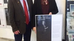Medicin doktor Sofia Andersson mottar stipendiet av senior professor Kurt Boman.