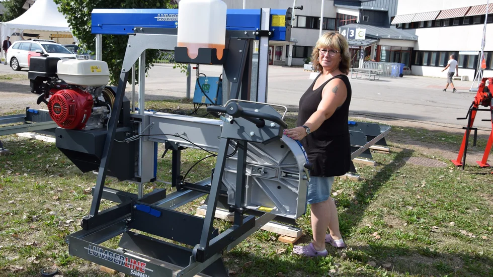 Gunilla Marklund och Bamsesågen tillhör veteranerna bland utställarna på Stora Nolia. I går får Gunilla och de andra på företaget bland annat visa nya produkten, bandsågverket Lumberline.