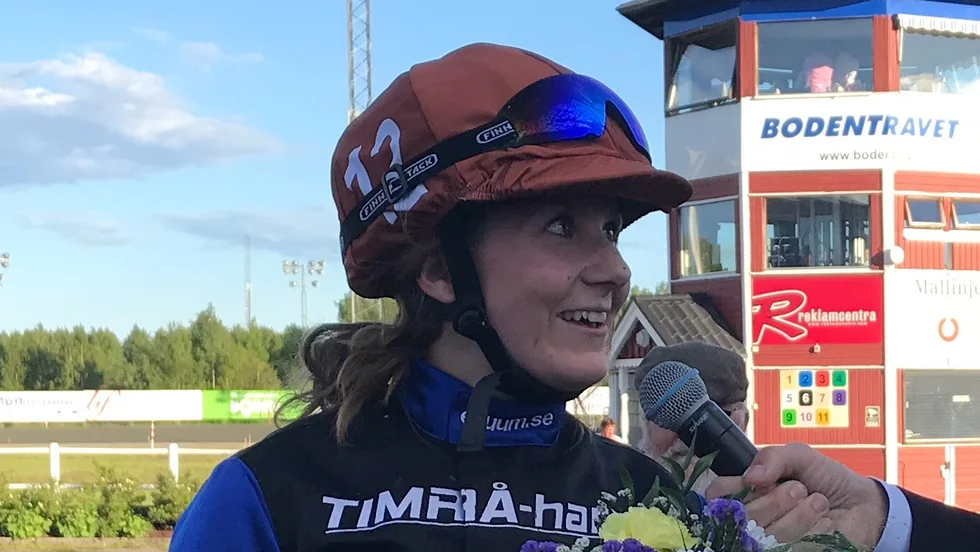 En jättenöjd Erica Guldhag intervjuas efer skrällsegern vid Bodens V75-kväll.