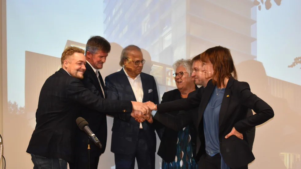 När detta handslag togs förra fredagen sattes punkt på en lång process i Skellefteå kommun för att få pusselbitarna på plats. Personerna är Vegard Brå, byggbolaget Hent, Ilija Batljan, Samhällsbyggnadsbolaget, Bicky Chakraborty, Elite Hotels, kommunalråden Maria Marklund och Lorents Burman, samt kommunchef Kristina Sundin Jonsson.