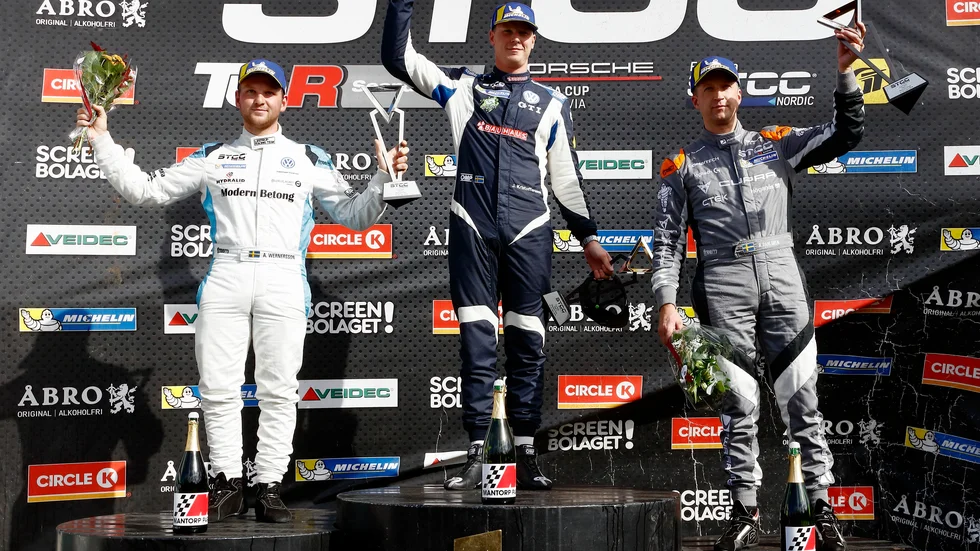 Johan Kristoffersson vann STCC-mästerskapet. Här en bild från prispallen vid STCC-finalens heat ett på Mantorp. Från vänster: Andreas Wernersson (Lestrup Racing Team), Johan Kristoffersson (Kristoffersson Motorsport) och Robert Dahlgren (PWR Racing - Seat Dealer).