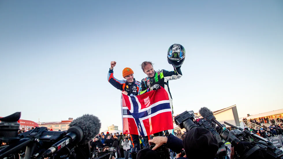 Oliver Solberg och pappa Petter Solberg körde hem segern i lördagens Nations Cup när Race of Champions inleddes på Pite havsbad. De firade på biltaket efter Petters sista heat.