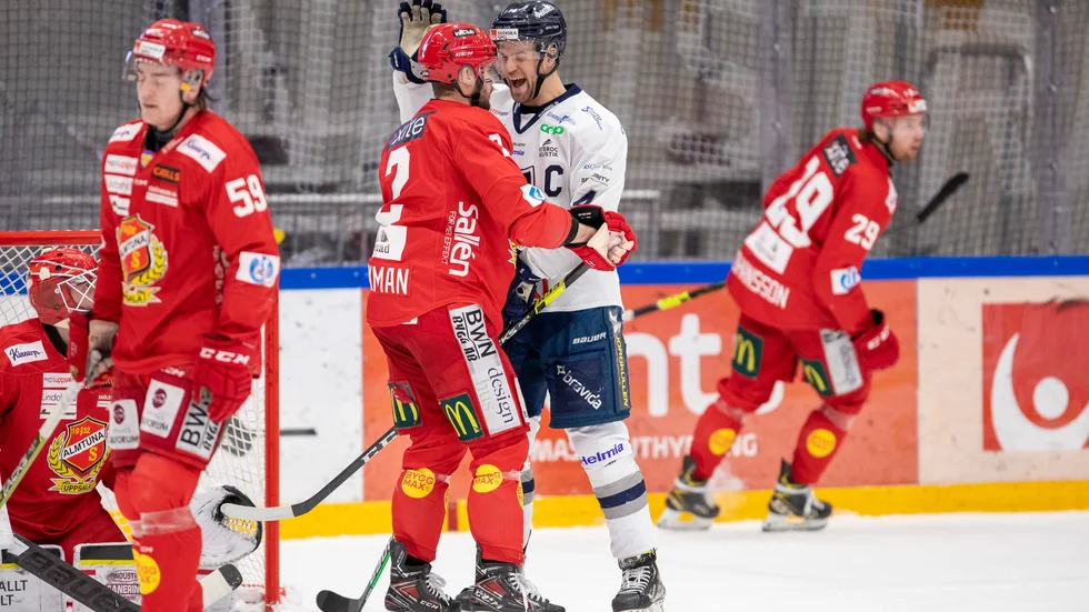 Matchens ende målskytt, Karlskogas Henrik Björklund, ser ut att skratat Almtunas Anton Björkman rakt i ansiktet. Pelle Hedlund (59) och Mattias Johansson (29) konstaterar att det blivit baklängesmål.