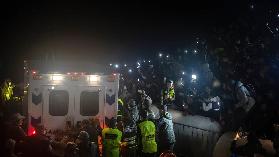 En ambulans kör i väg med femåringen som hittades död i brunnen på lördagen.