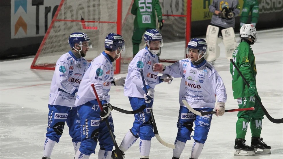 IFK Motalas spelare jublar efter Casper Hänninens 1-2-reducering. Men fler mål blev det inte för IFK. Hammarby vann med 2-1 på Zinkensdamm i en jämn match.