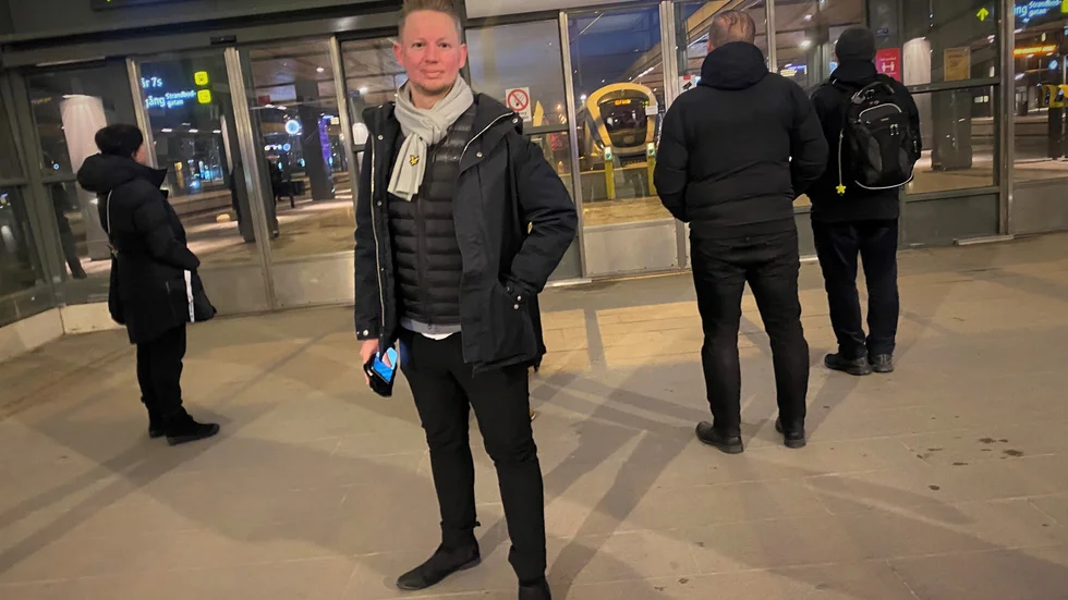 En brand ställer till det i tågtrafiken med närmast totalt tågstopp mellan Uppsala och Stockholm. Jonas Bergström är en av de prövade pendlarna.