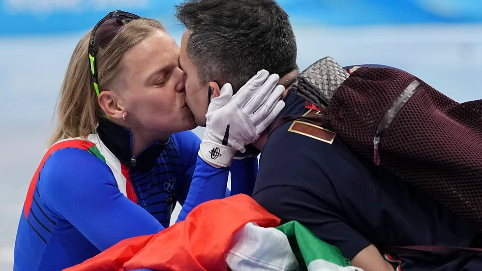 Arianna Fontana firar OS-guldet tillsammans med sin man.