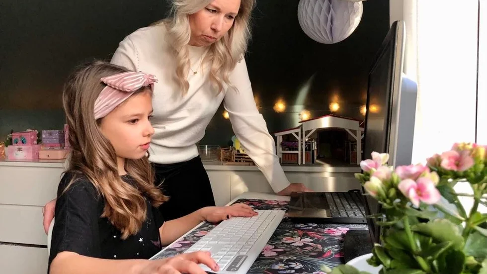 "Jag brukar sitta och spela på datorn och titta på tv", berättar Molly Danell, 8, som också tränar dans på måndagar efter skolan. Hennes mamma Malin Danell, 40, jobbar som sjuksköterska. 