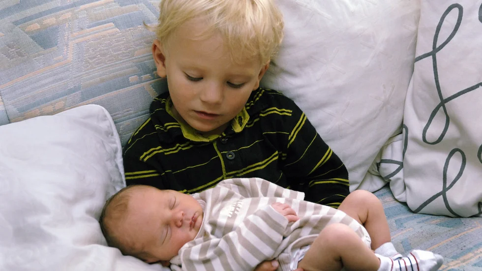 På denna arkivbild från 2008 håller storebror Holger, 3, sin fyra dagar gamla bror Folke i sin famn. "Folke" når inte till toppen på popularitetslistan 2021, men gavs ändå till nio nya östgötar i fjol.