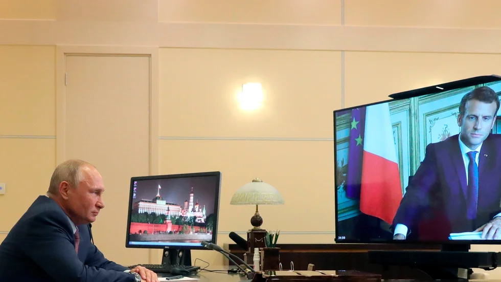 Rysslands president Vladimir Putin (till vänster) har talat i telefon med Frankrikes president Emmanuel Macron (höger). Bilden är från en videokonferens mellan de två ledarna i juni 2020.
