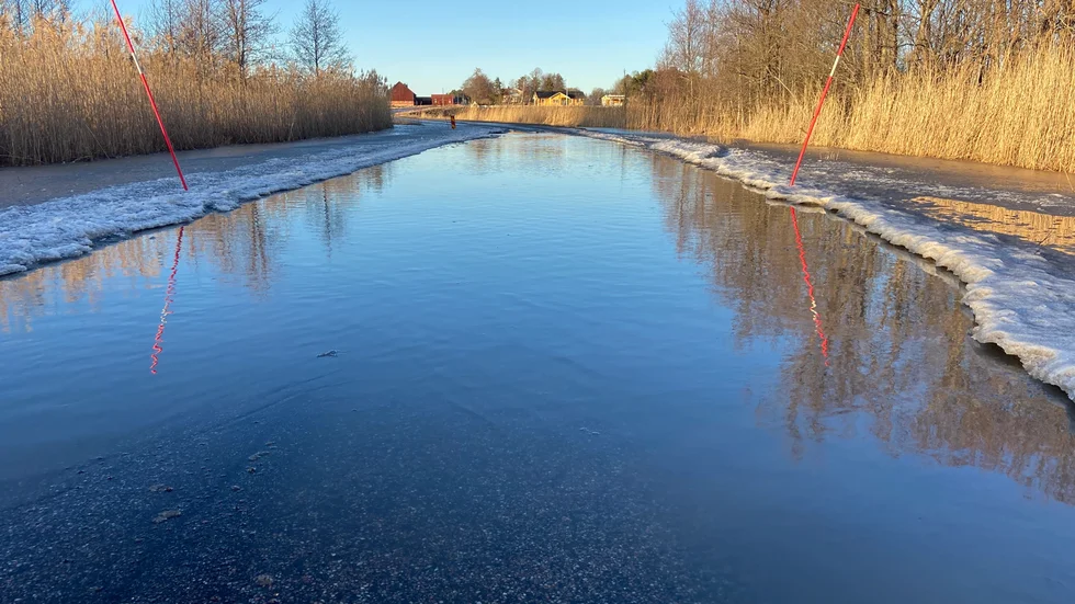 En del av länsvägen mellan Näsbyholm och Vansö kyrka är översvämmad sedan måndagen. 
