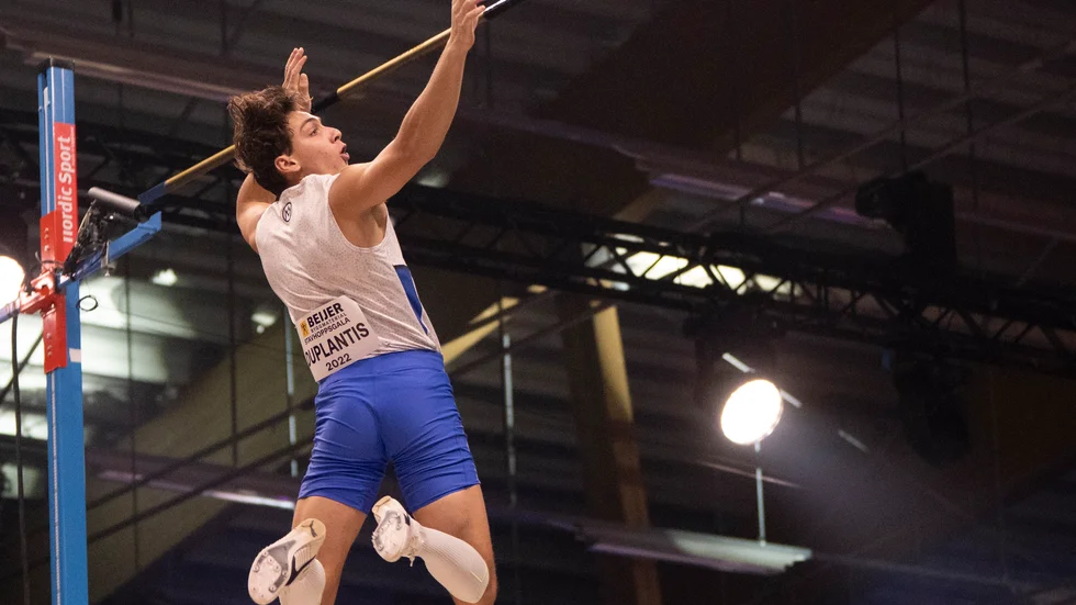 Armand Duplantis tar sig över 6,04 i Uppsala.