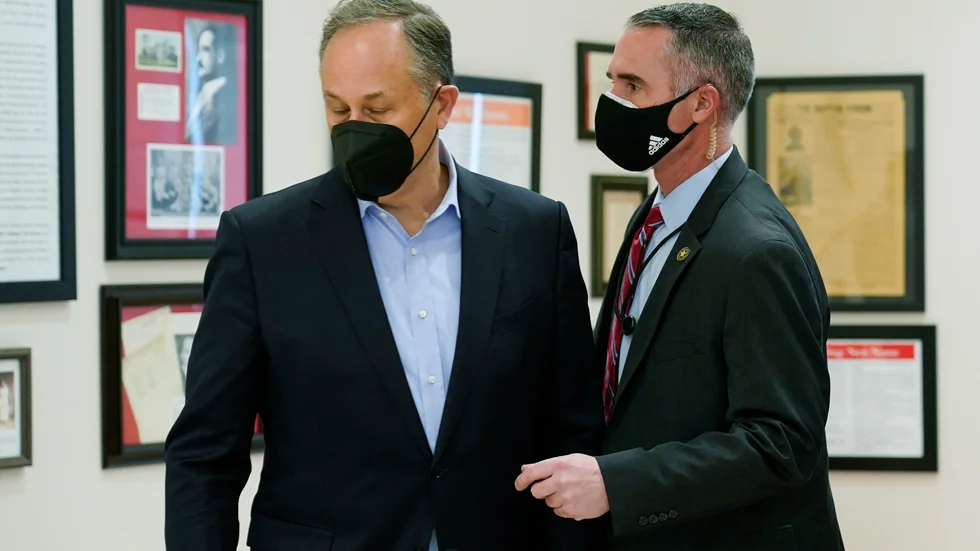 Vicepresident Kamala Harris make Doug Emhoff fick lämna en gymnasieskola i Washington DC efter det att skolan bombhotats i tisdags. Dagen därpå bombhotades skolan på nytt.