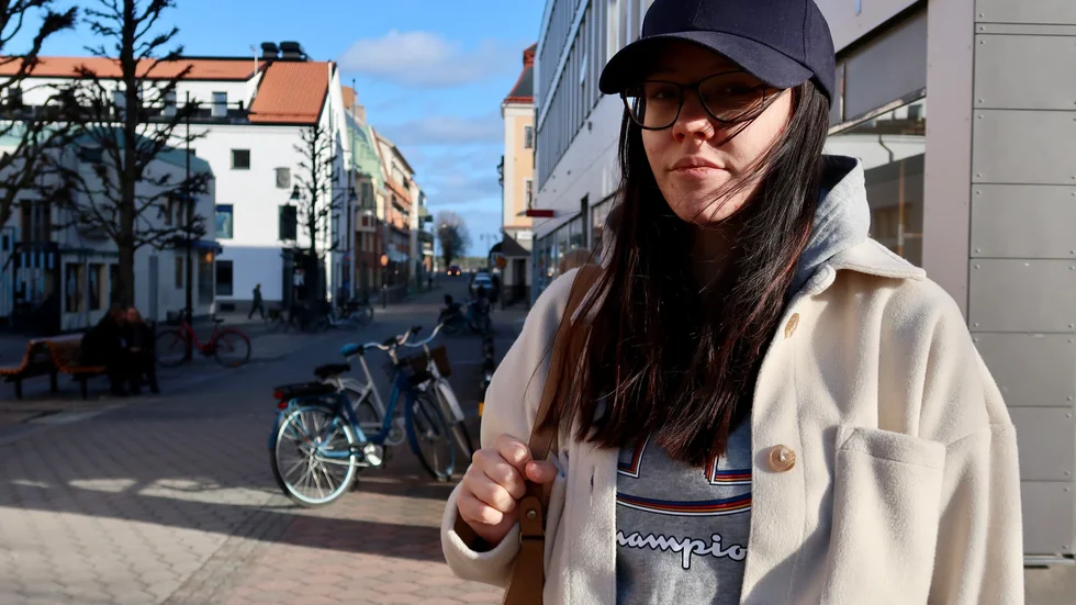 Västerviksbon Freja Johansson kommer fortsätta hålla avstånd, trots att restriktionerna nu släpper och hon är positivt inställd till att samhället börjar återgå till det normala. Freja är dessutom gravid och beräknad i september, så hon tycker det känns extra bra att hennes partner förhoppningsvis kommer kunna vara med på BB. "Jag har även längtat efter att kunna gå ut, även om jag för tillfället inte dricker. Det sociala har jag verkligen saknat", säger hon.