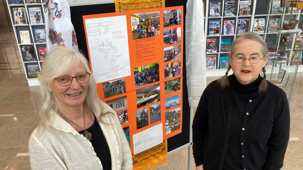 Kerstin Blomberg och Eva Lamby har tillsammans skapat utställningen om flyktingbyn Sonada i Himalayas berg, vilket i 50 år haft ett band till Gotland.