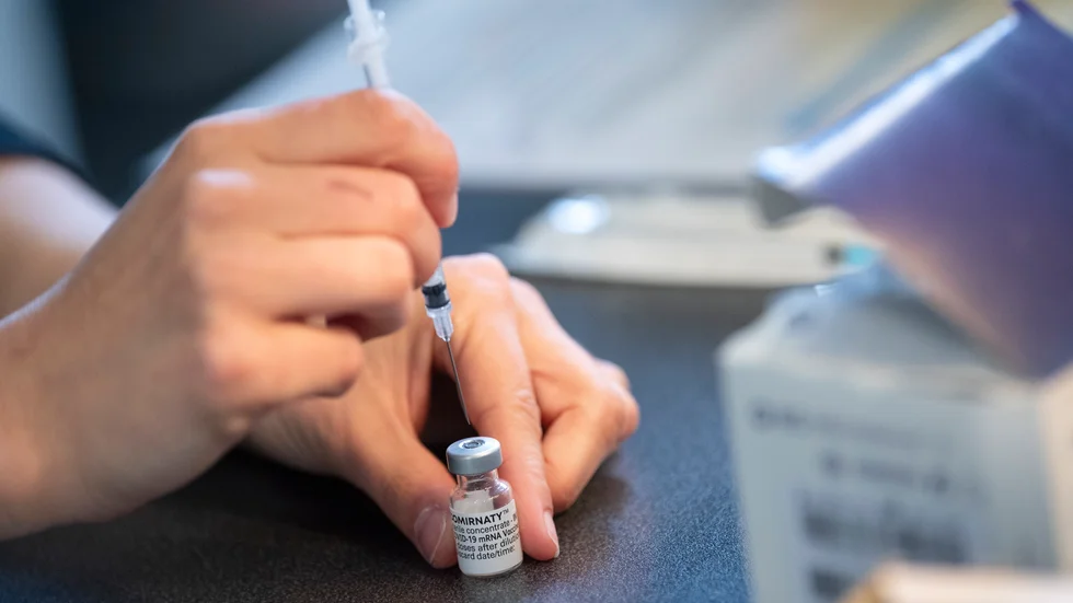 Östgötar som är äldre än 65 år kan boka tid för ytterligare en vaccindos. 