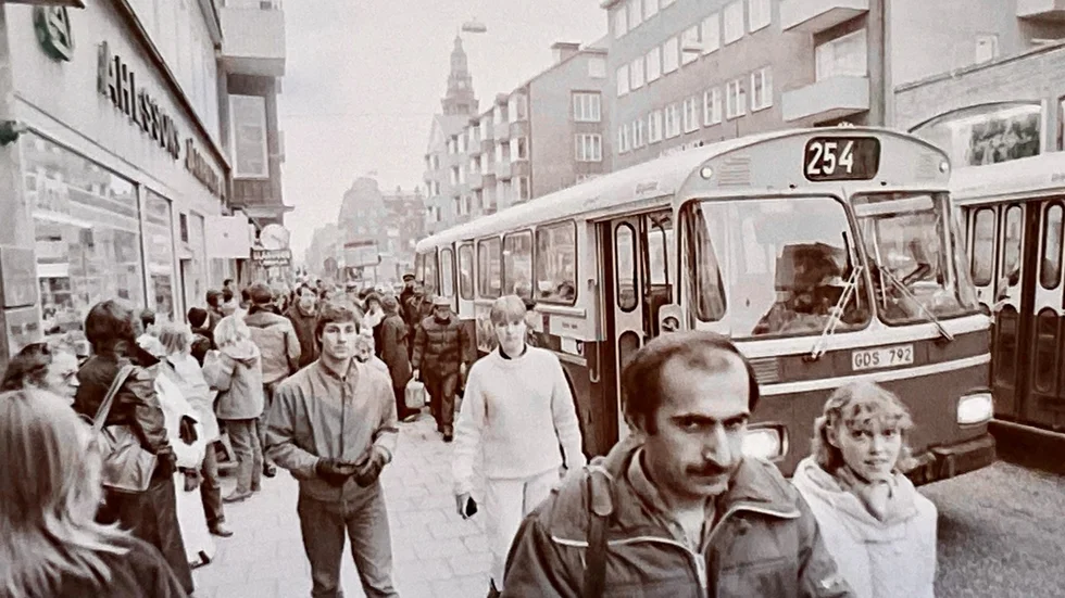 5 mars 1982 skrev Corren om att det har blivit för trångt i Linköpings tätortstrafik, att bussarna inte räcker till. Här en bild från rusningstrafik på St Larsgatan, intill Trädgårdstorget.
