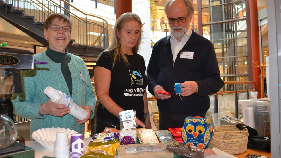 Rättvis handel Majvor Peterson, fr v, Lill Lindström-Lundgren och Jan Lundman visade upp Fairtrade-produkter och informerade om verksamheten.