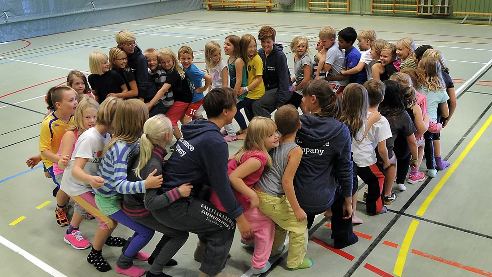 Workshopen avslutades med en samarbetsövning där gruppen skulle stå så pass tätt att de klarade av att sätta sig i varandras knä. Foto: Roine Sandlén.