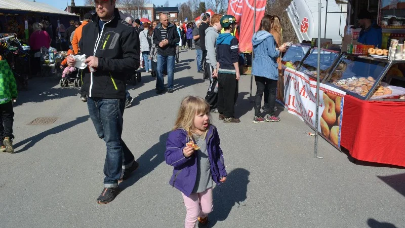 Smått och gott. Den trettiofjärde vårmarknaden i Norsjö blev välbesökt, mycket tack vare det vackra vädret.