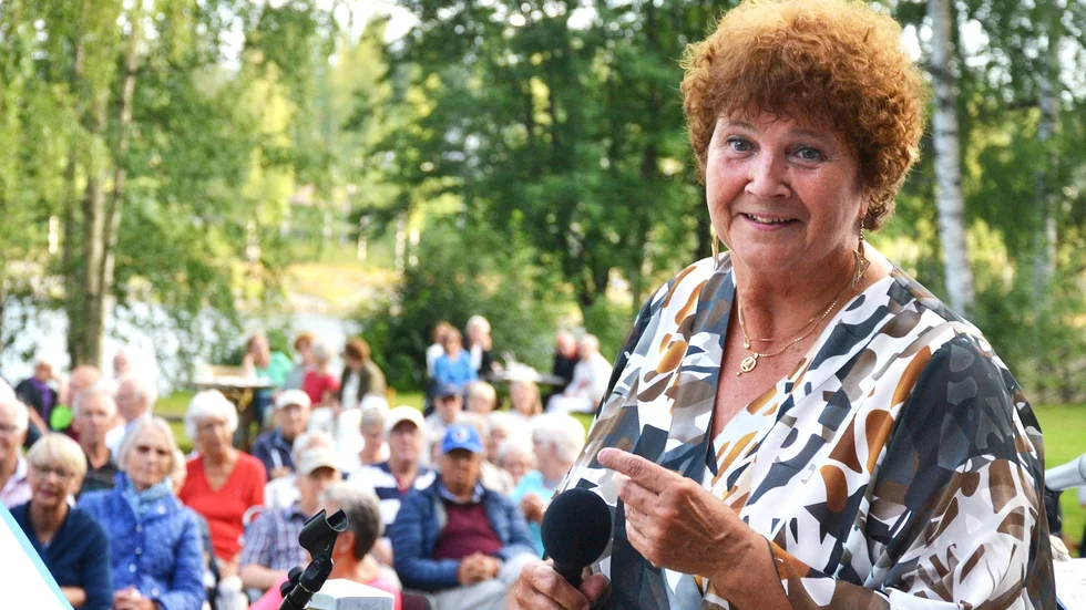 Tog ton. Anna-Lena Kanon, som sjöng med Yngve Forsells, bjöd på sång under konserten.