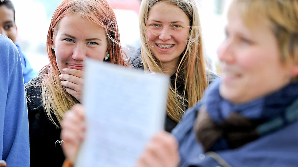 Kornelia Paulander och Sofia Andersson gillar att lämna klassrummet för att få uppleva lite okänd historia på välkänd mark. Foto: Leif Andersson.